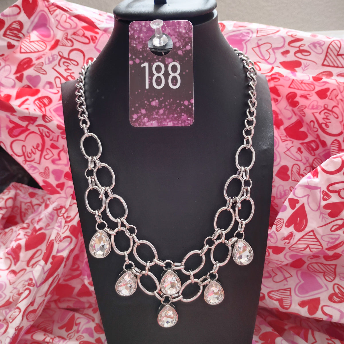 Show shimmer white necklace